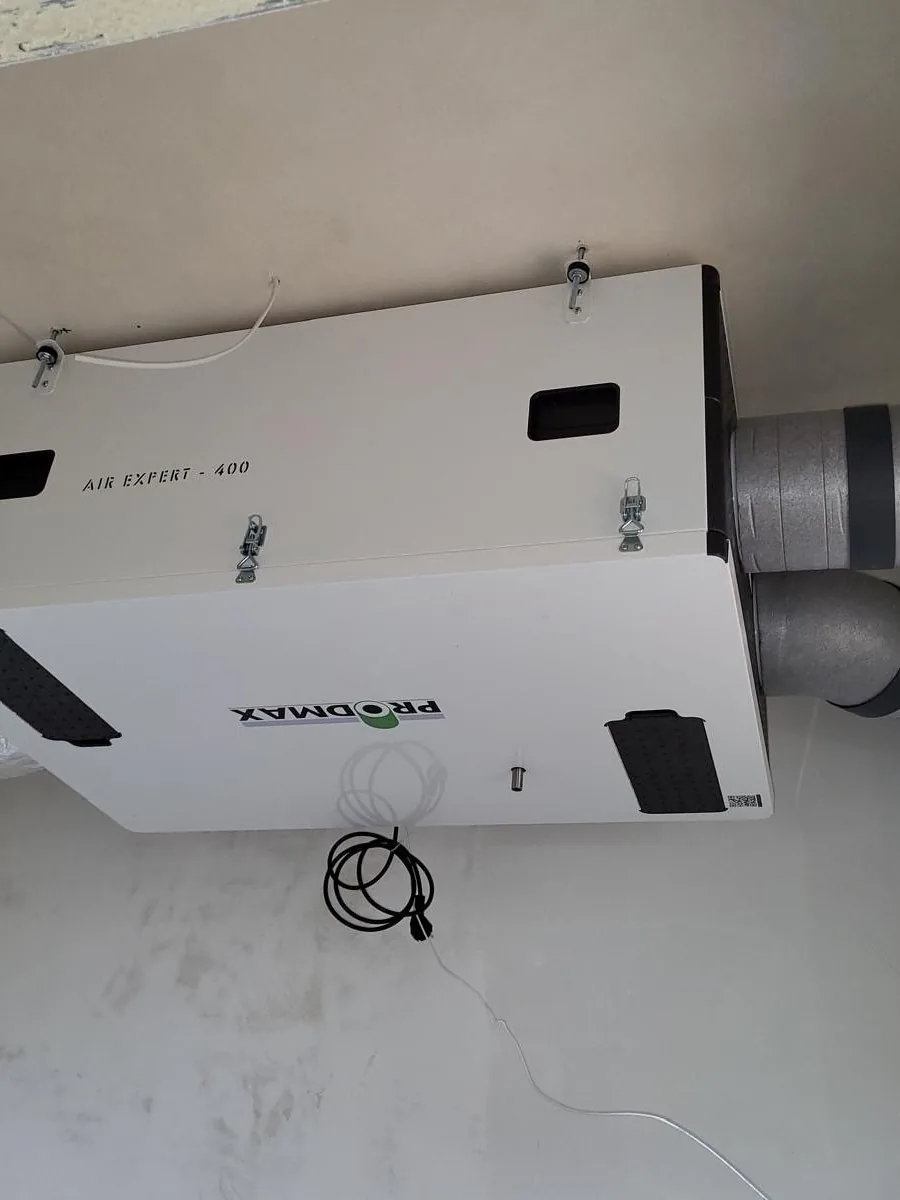 Centrala AIR EXPERT 400 zamontowana pod stropem.
